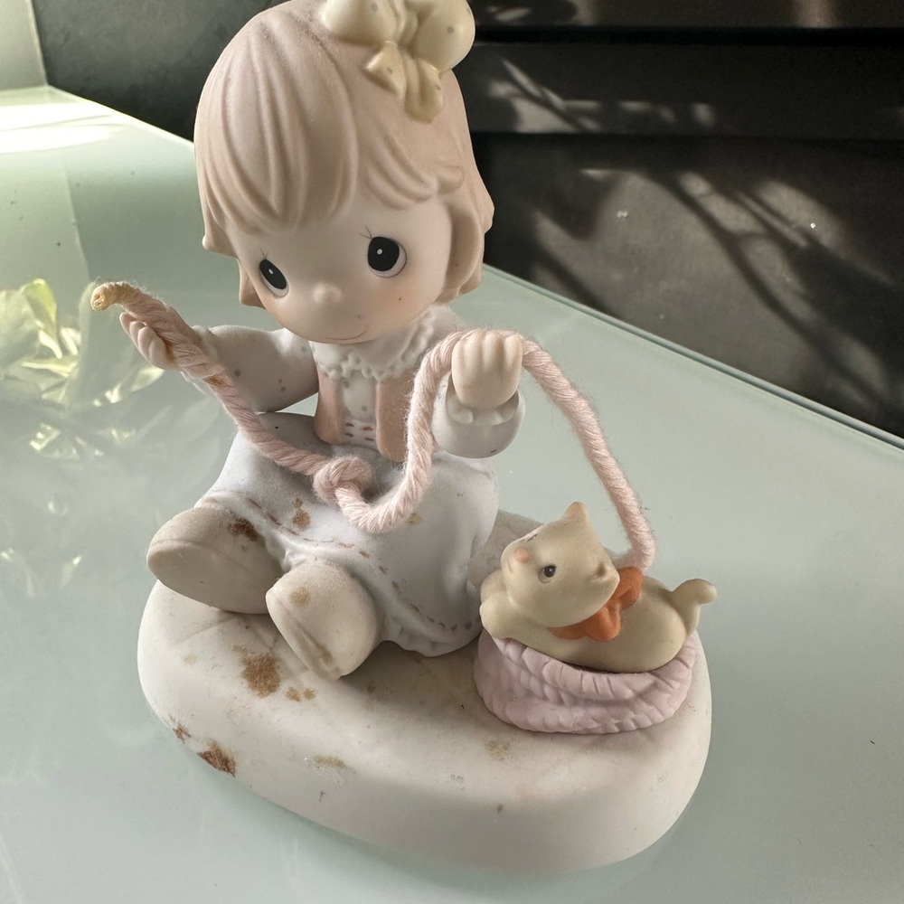 Precious Moments Collectable Figurine little girl with kitten and yarn